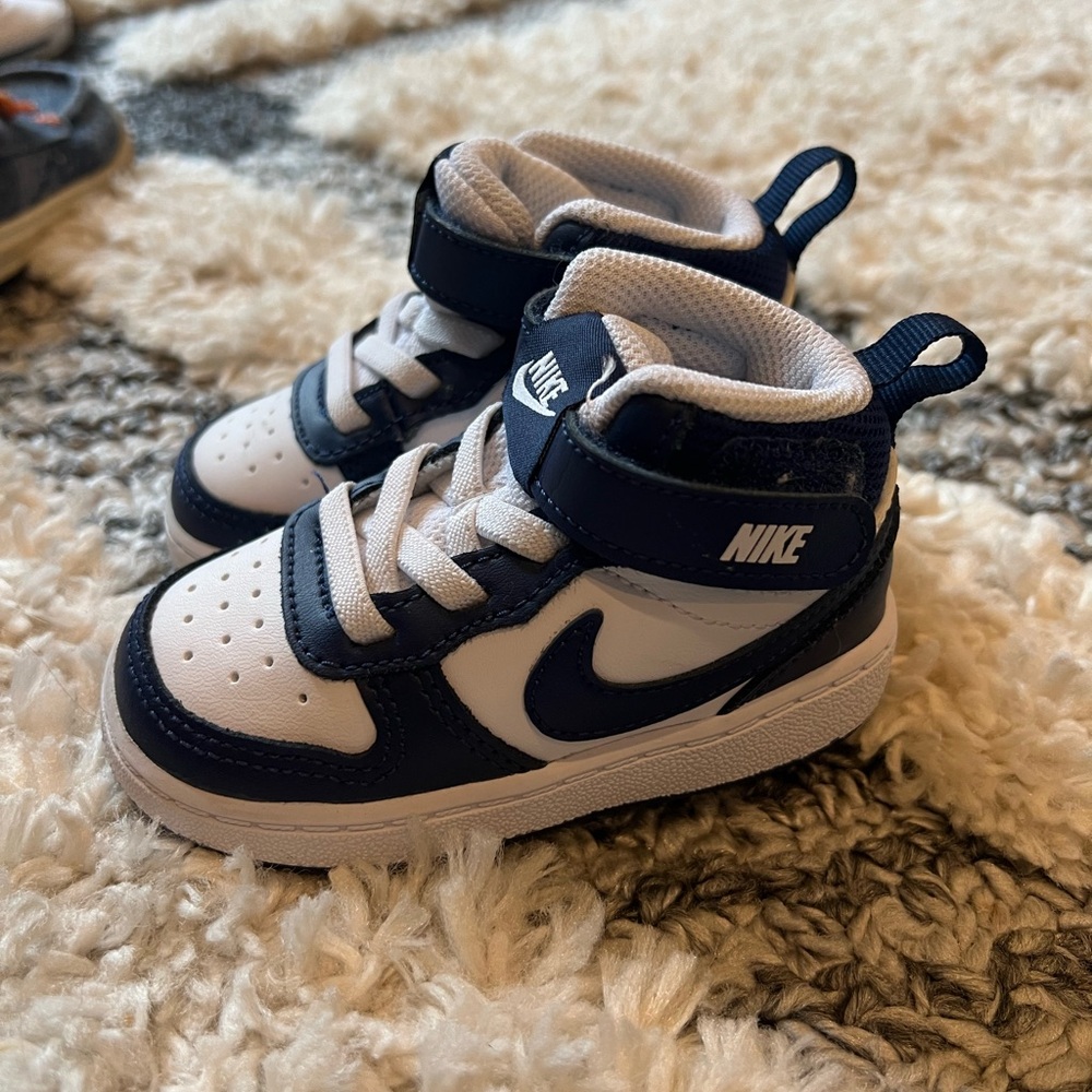 Toddler 4.5 Nikes. Navy and white.